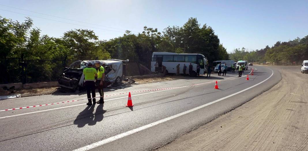 İşçi servisi ile minibüs kafa kafaya çarpıştı! Ölüler ve yaralılar var 5